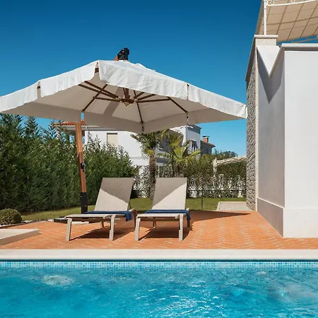 Amazing In Vabriga With Kitchen